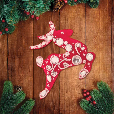 Новогодняя игрушка из фетра с вышивкой стразами 'Олень'